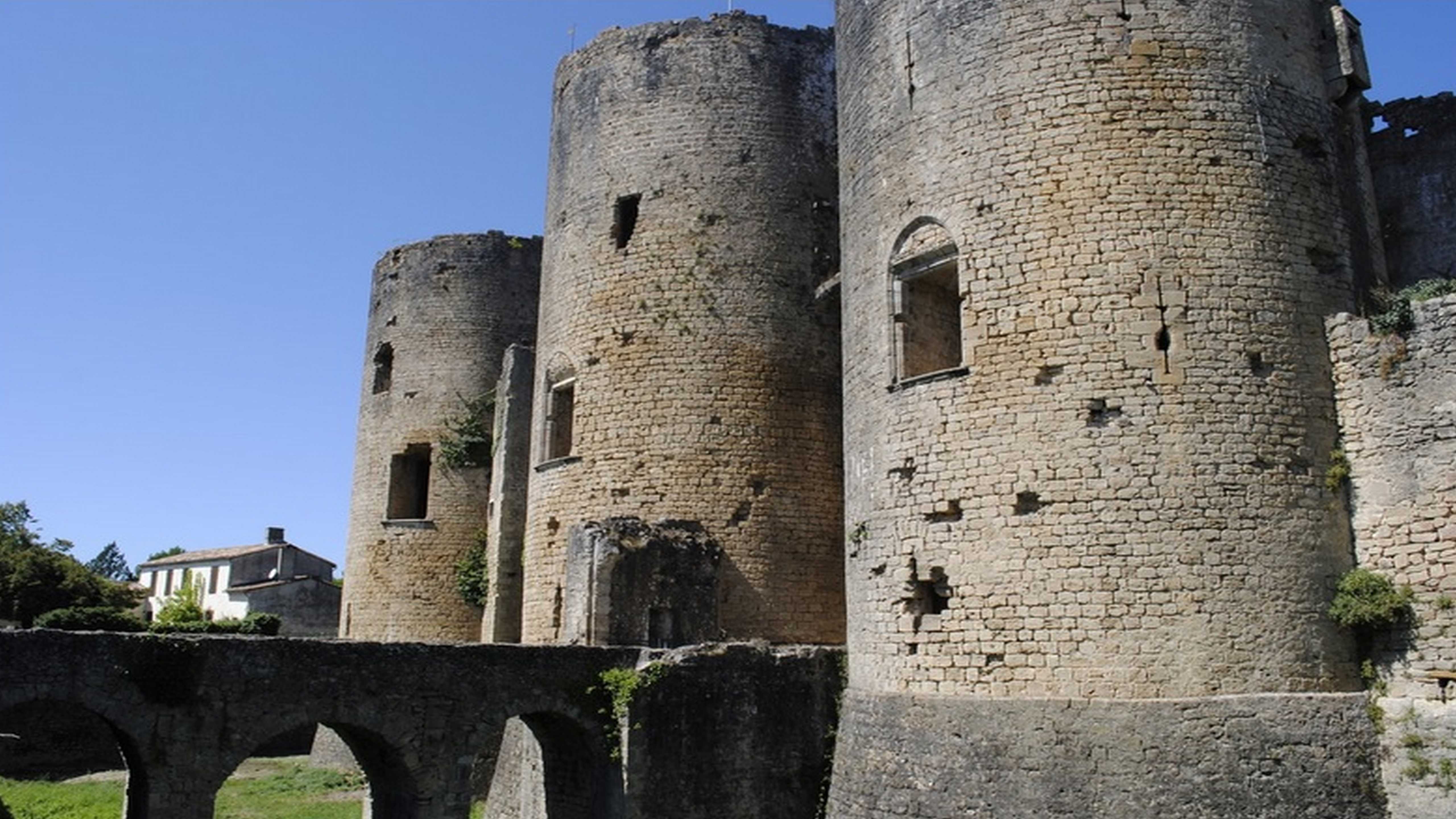 Sept fois centenaire, le Château de Villandraut en Gironde vous accueille