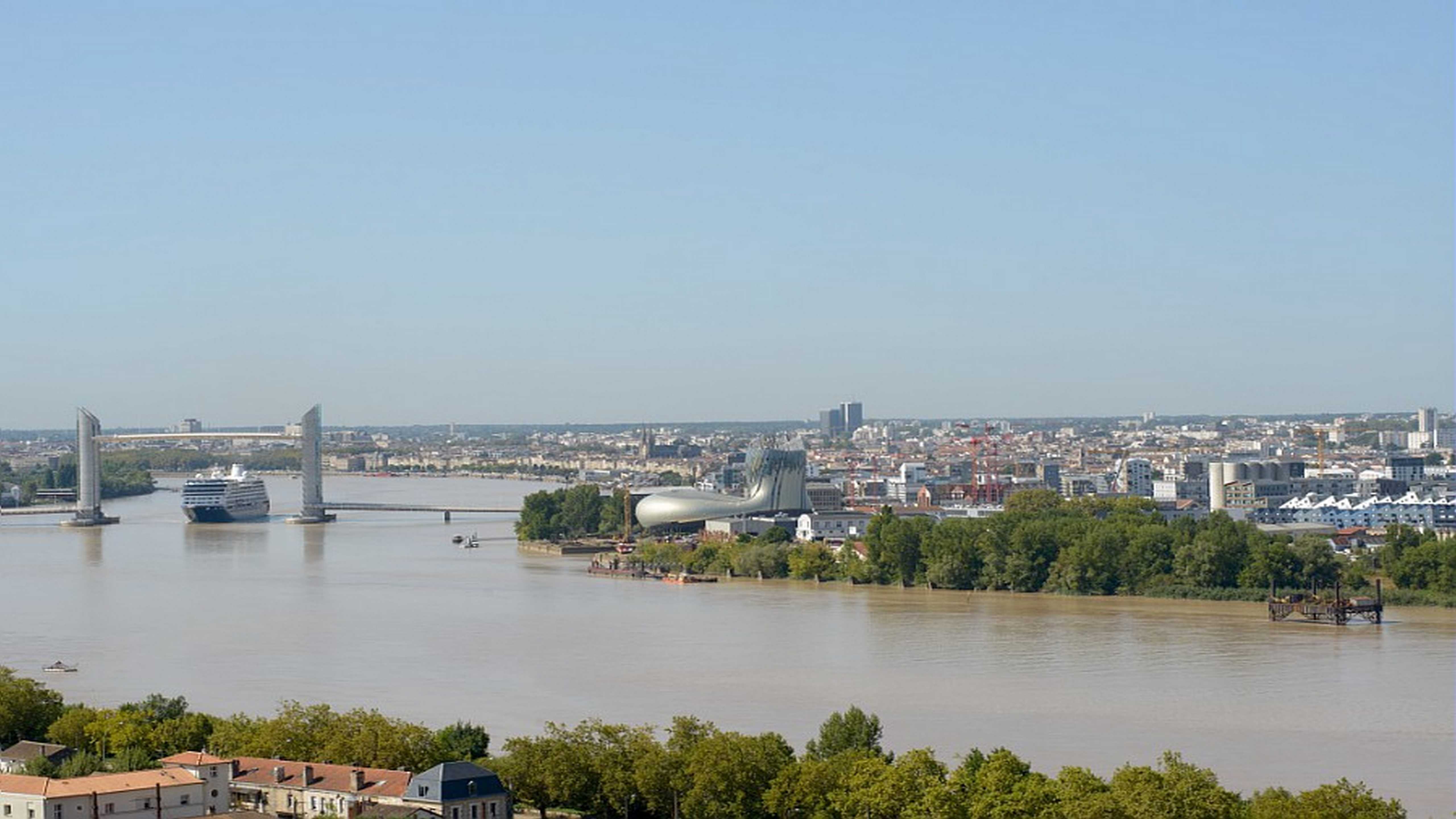 50 ans d'urbanisme à Bordeaux, de la ville à la métropole, le livre-anniversaire de l'a-urba