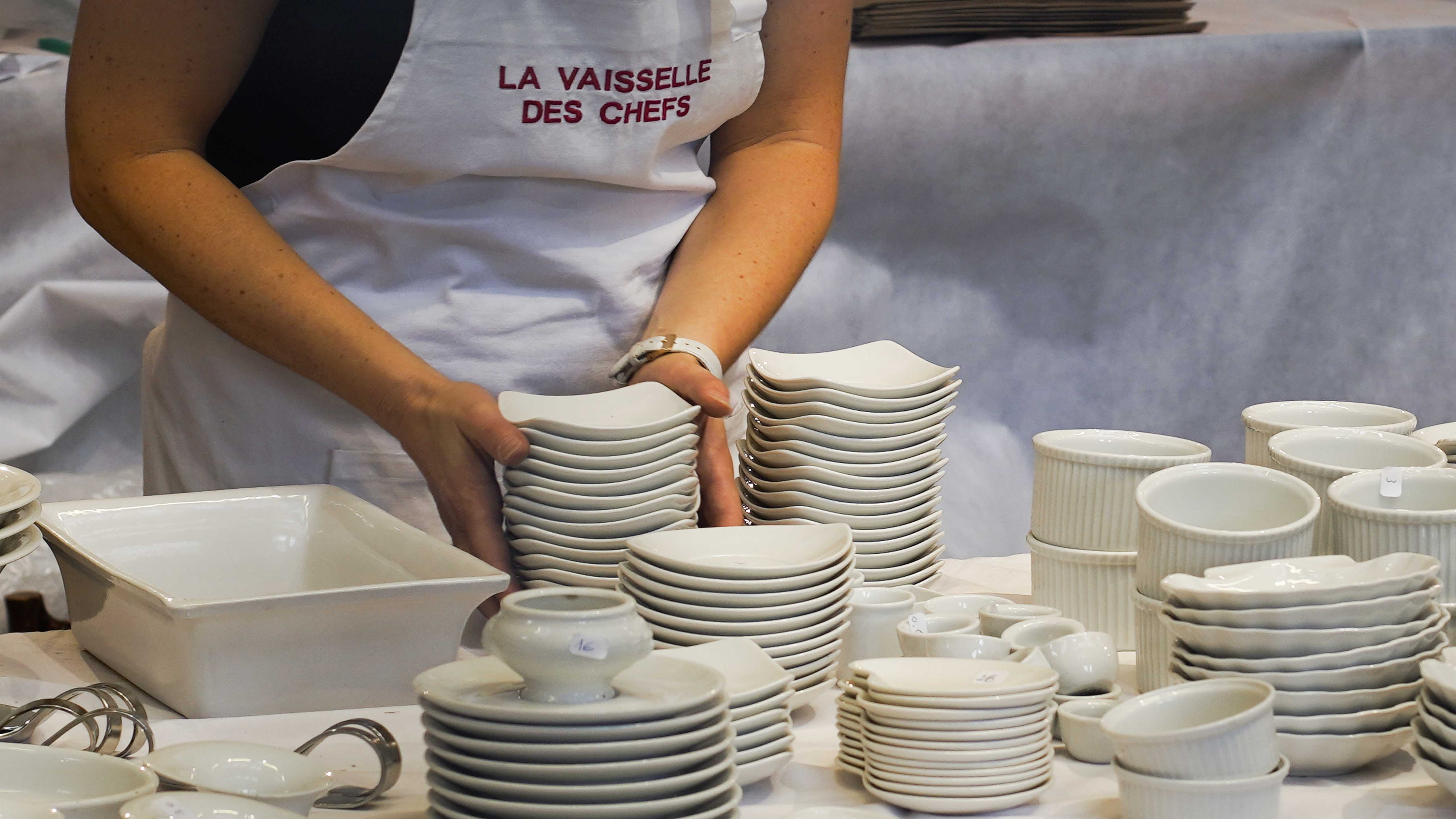 Bordeaux : à l’hôtel de ville, une vente directe de vaisselle issue des grands restaurants de la région