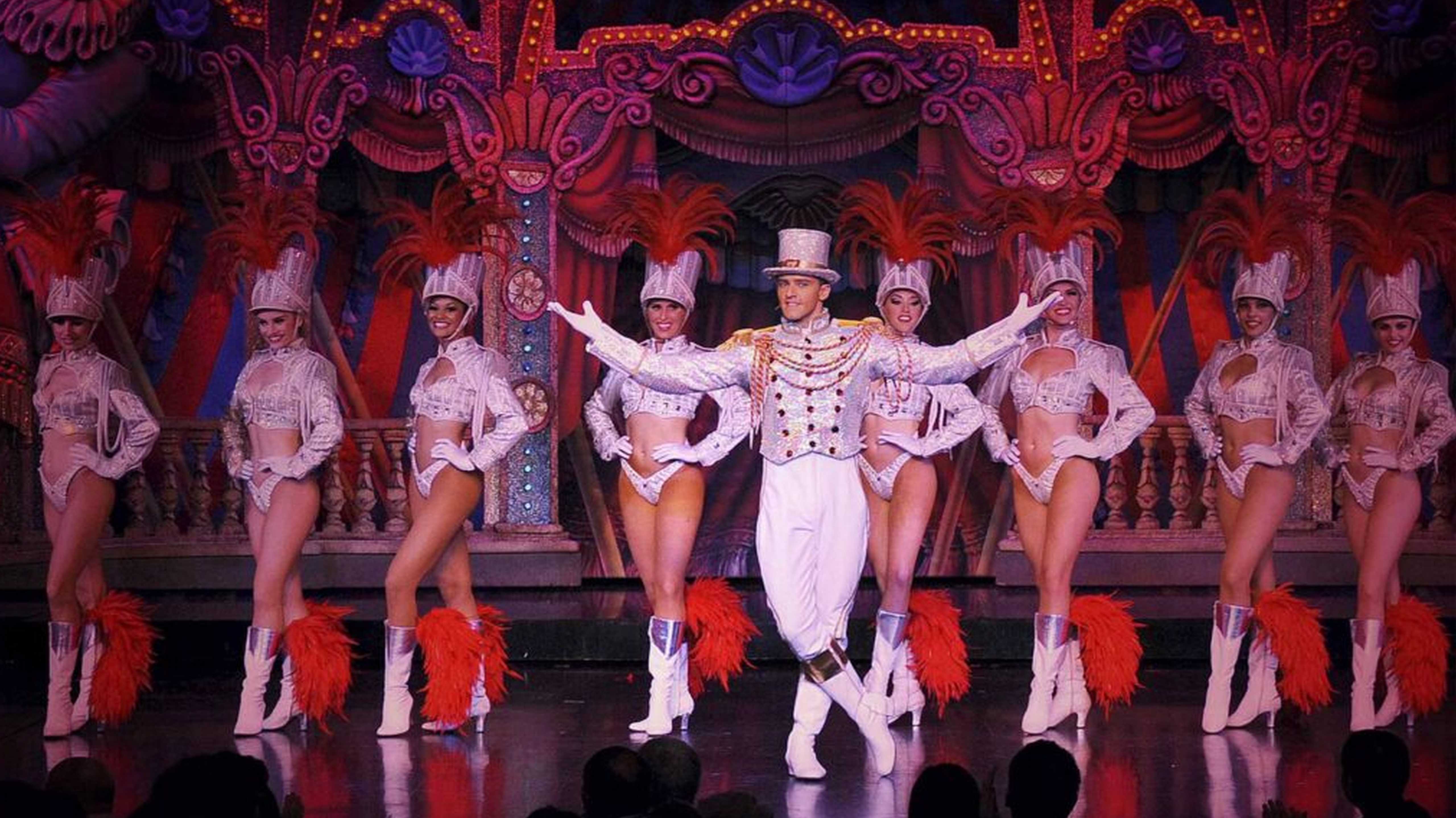 Plumes, strass et glamour : Le Paris Burlesque Show s’invite à Bordeaux